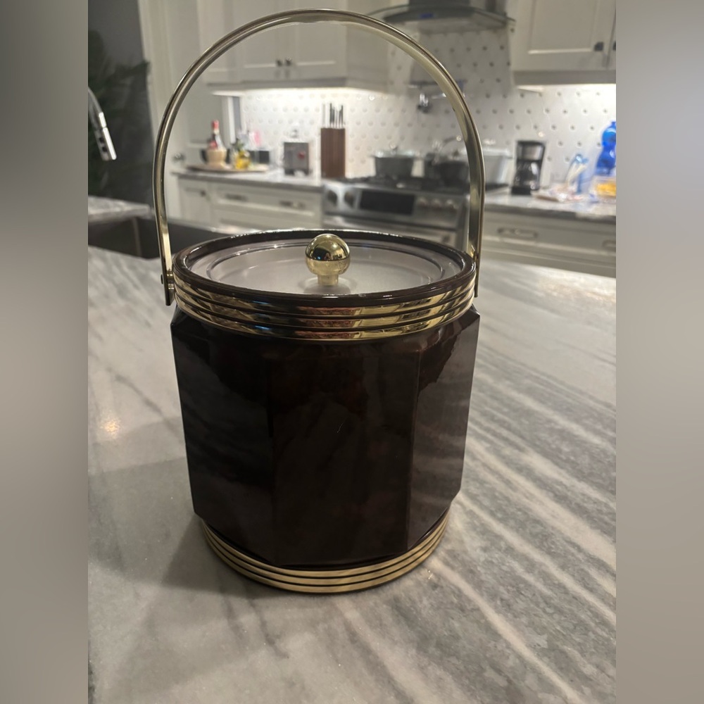 Elegant brown and Gold Ice Bucket
Vintage MCM 1960s octagonal shape
